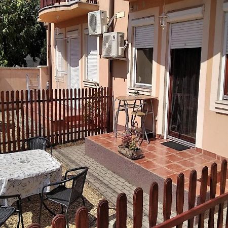 Hellasz Apartman Gyula Buitenkant foto