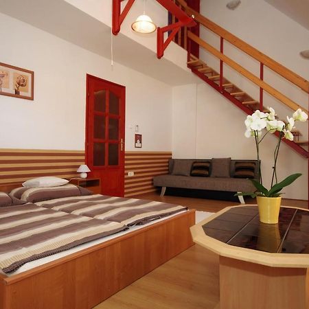 Hellasz Apartman Gyula Buitenkant foto