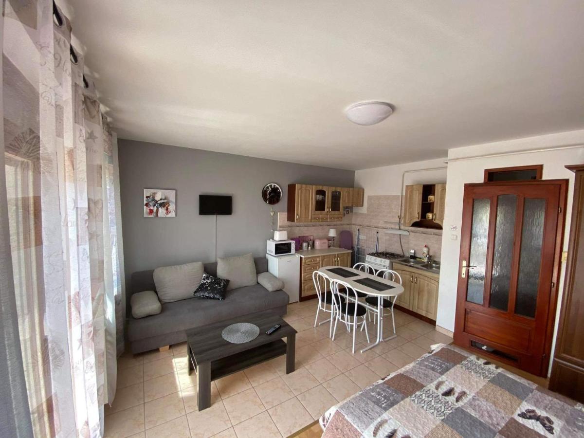 Hellasz Apartman Gyula Buitenkant foto