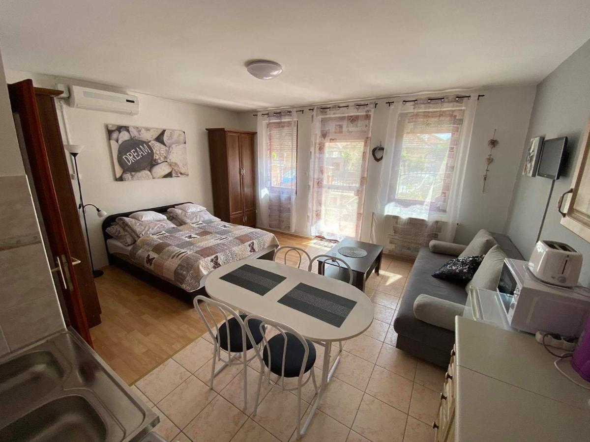 Hellasz Apartman Gyula Buitenkant foto