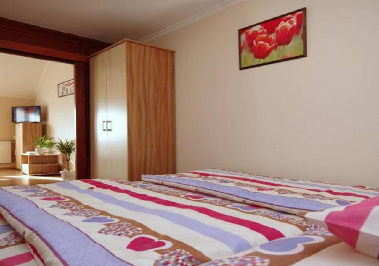 Hellasz Apartman Gyula Buitenkant foto