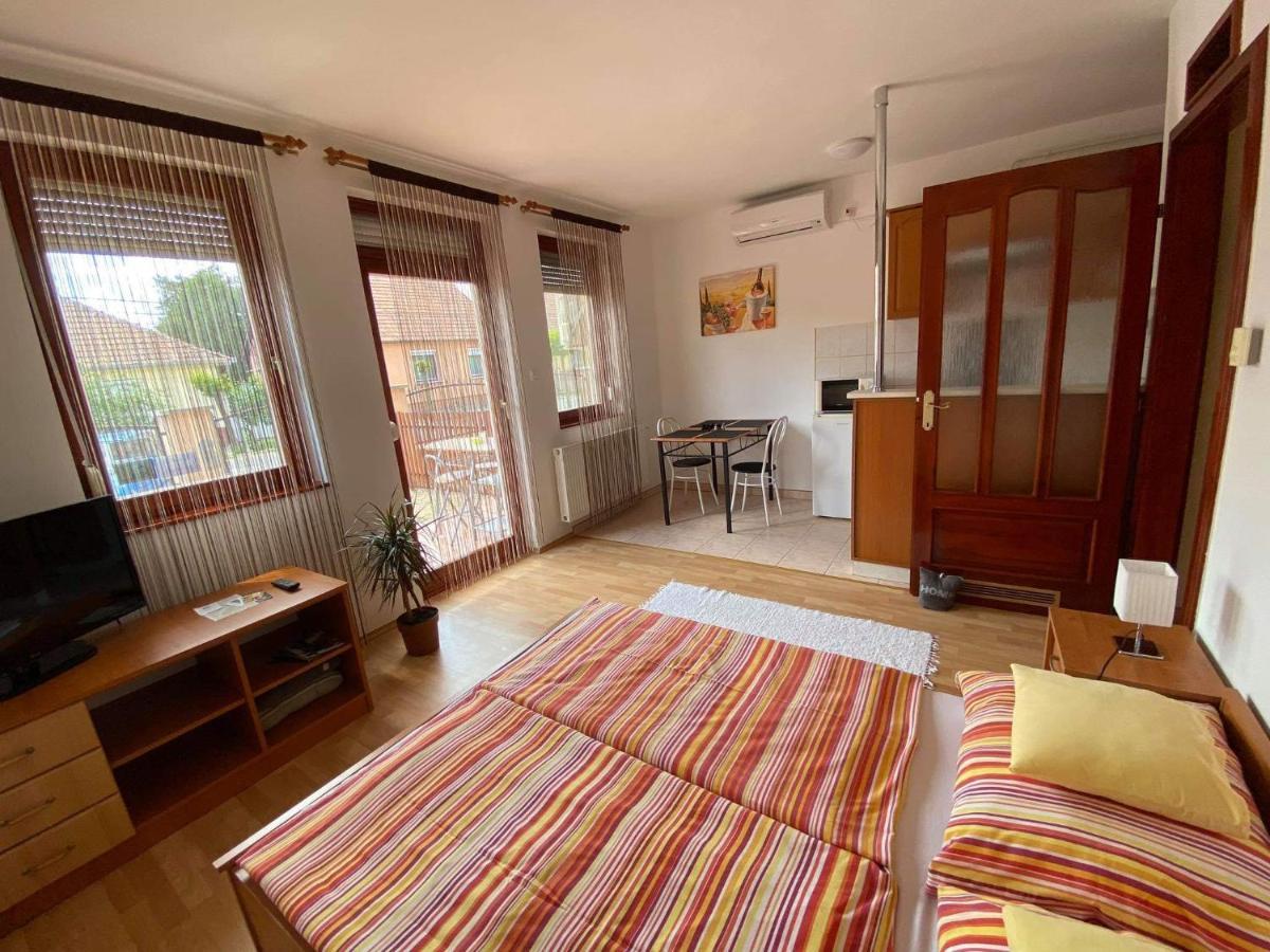 Hellasz Apartman Gyula Buitenkant foto