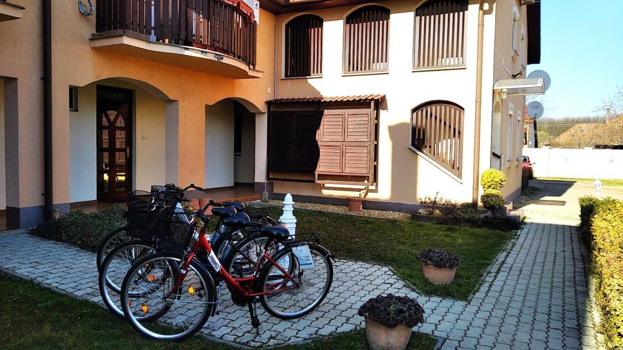 Hellasz Apartman Gyula Buitenkant foto