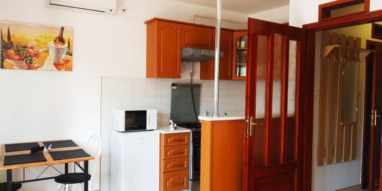 Hellasz Apartman Gyula Buitenkant foto