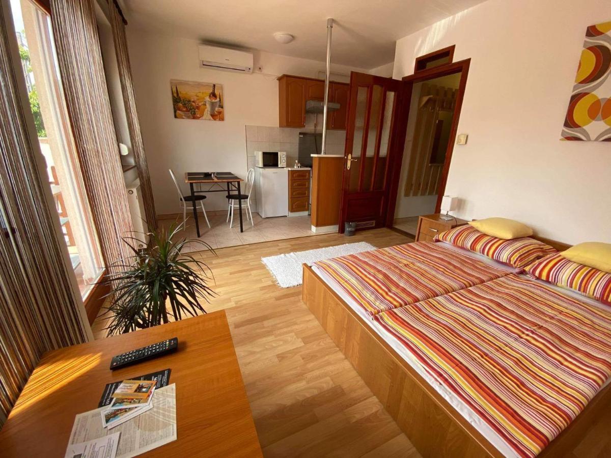 Hellasz Apartman Gyula Buitenkant foto