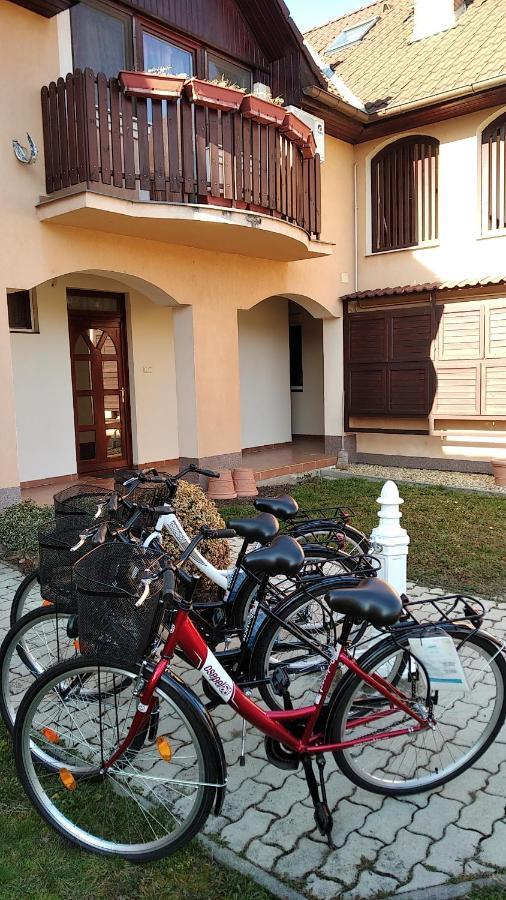 Hellasz Apartman Gyula Buitenkant foto