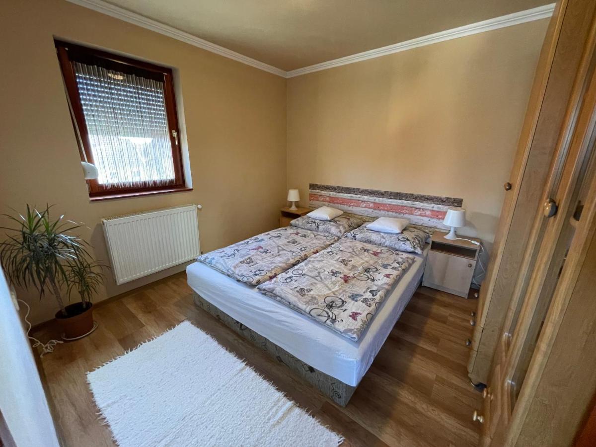 Hellasz Apartman Gyula Buitenkant foto