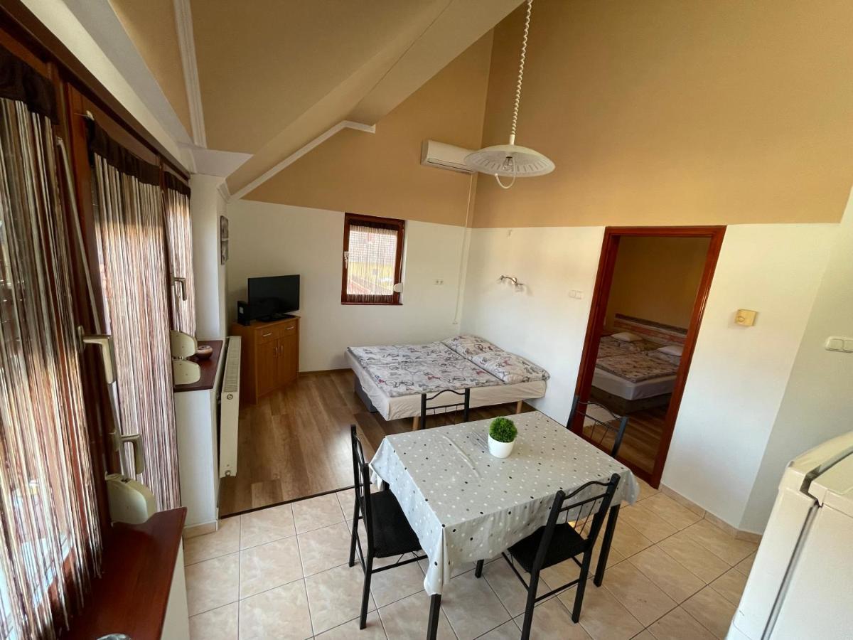 Hellasz Apartman Gyula Buitenkant foto