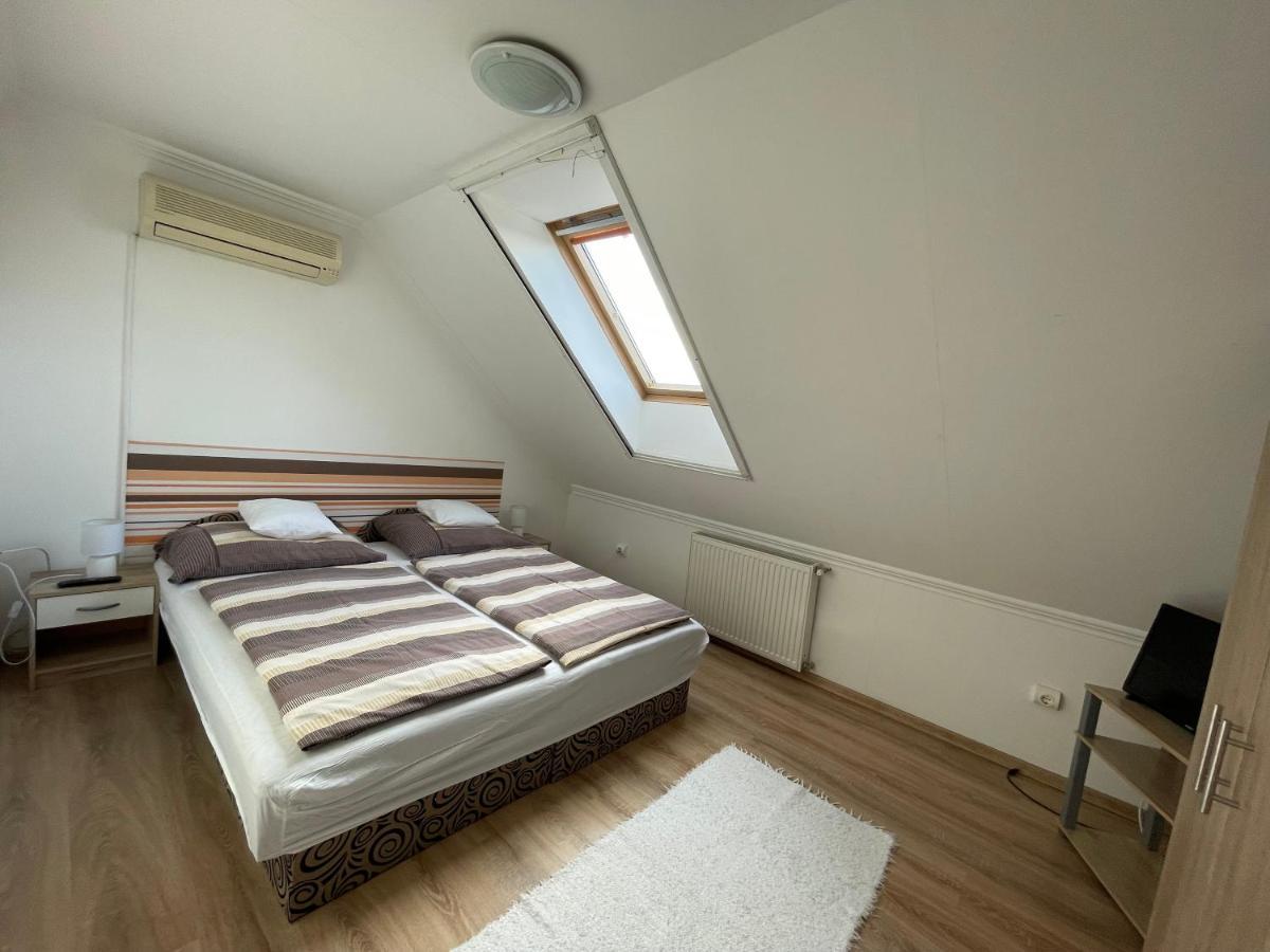 Hellasz Apartman Gyula Buitenkant foto