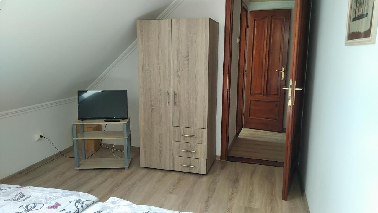Hellasz Apartman Gyula Buitenkant foto