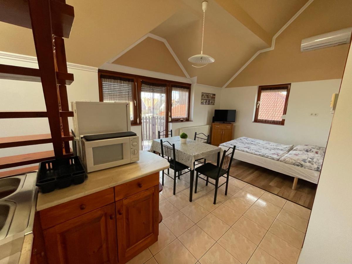 Hellasz Apartman Gyula Buitenkant foto