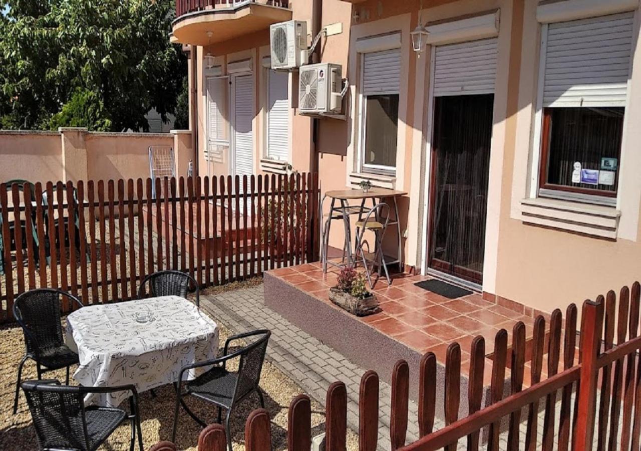 Hellasz Apartman Gyula Buitenkant foto