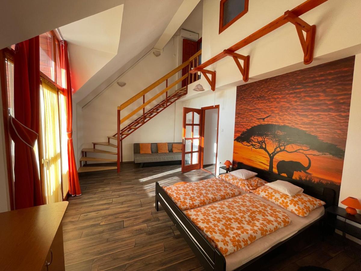 Hellasz Apartman Gyula Buitenkant foto