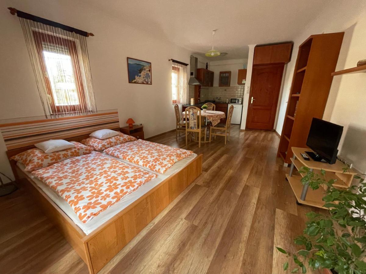Hellasz Apartman Gyula Buitenkant foto