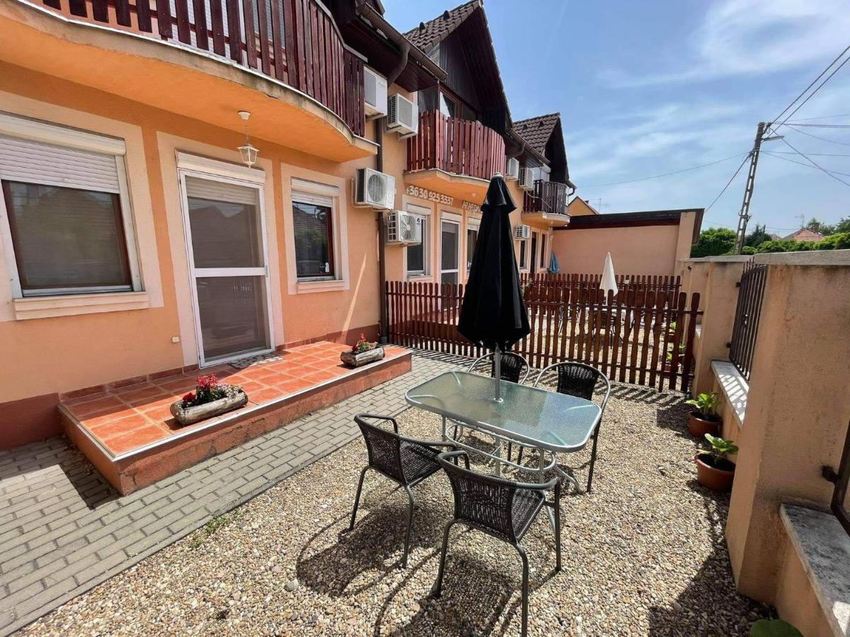 Hellasz Apartman Gyula Buitenkant foto