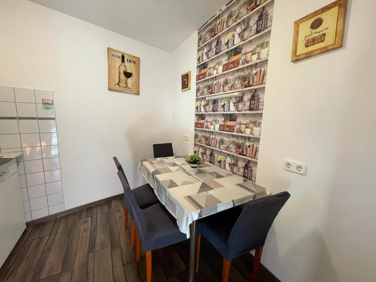 Hellasz Apartman Gyula Buitenkant foto