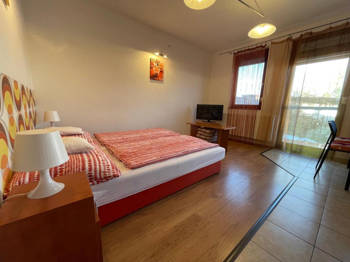 Hellasz Apartman Gyula Buitenkant foto