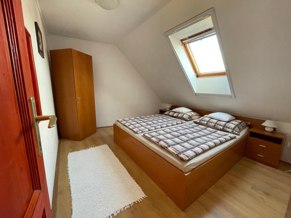 Hellasz Apartman Gyula Buitenkant foto
