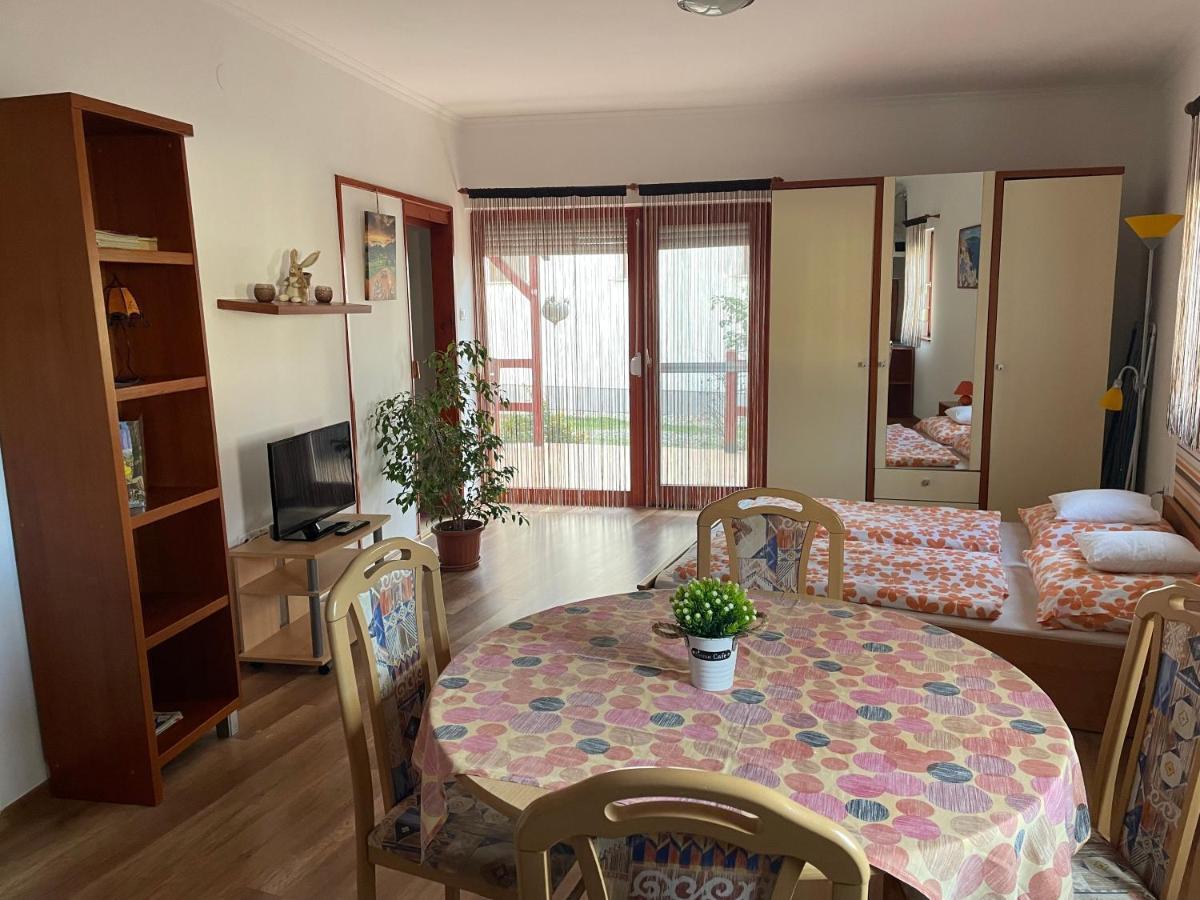Hellasz Apartman Gyula Buitenkant foto