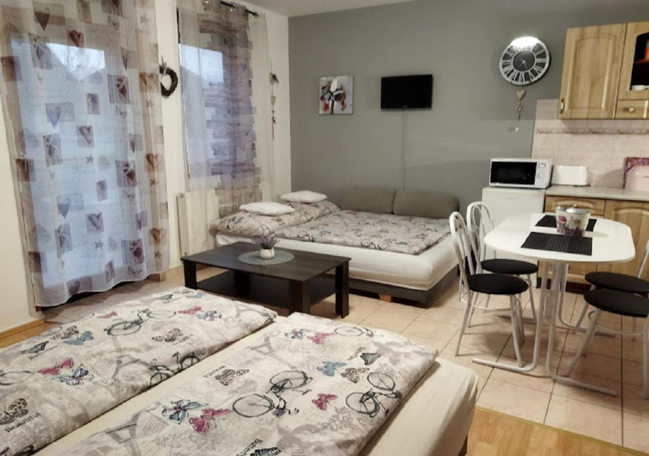 Hellasz Apartman Gyula Buitenkant foto