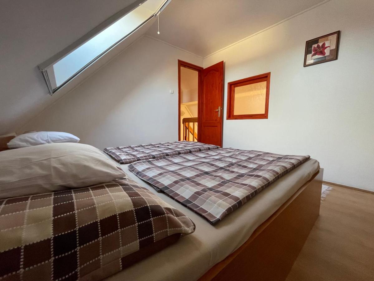Hellasz Apartman Gyula Buitenkant foto
