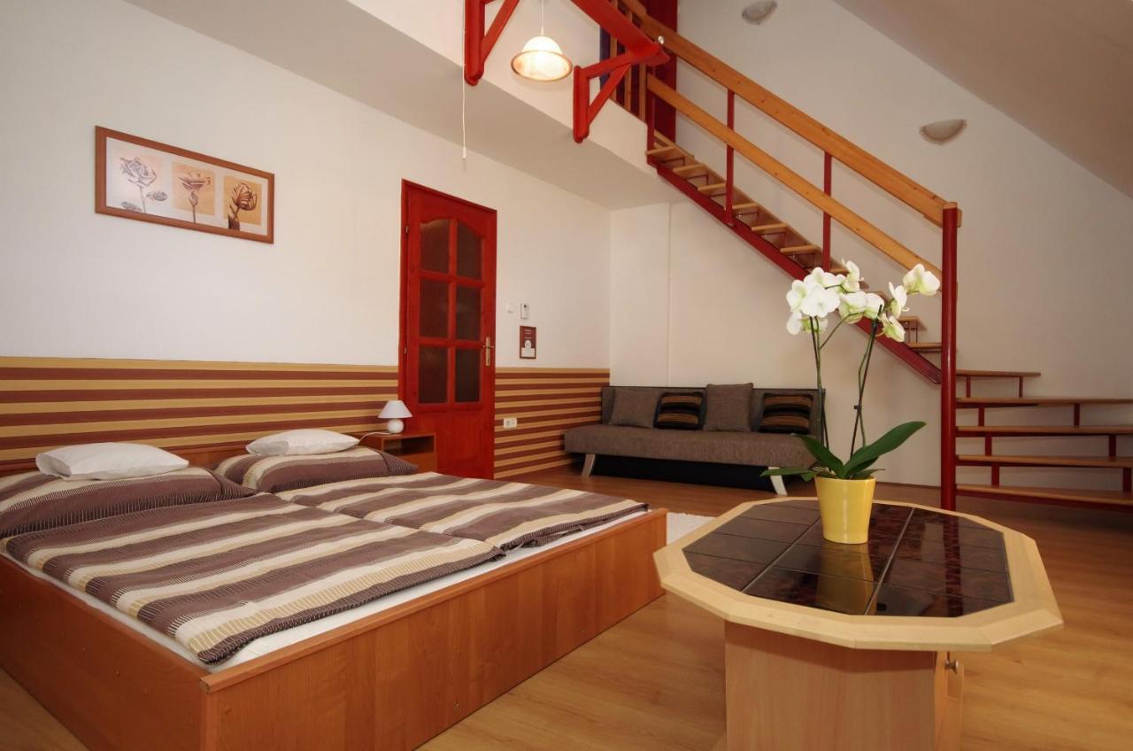 Hellasz Apartman Gyula Buitenkant foto