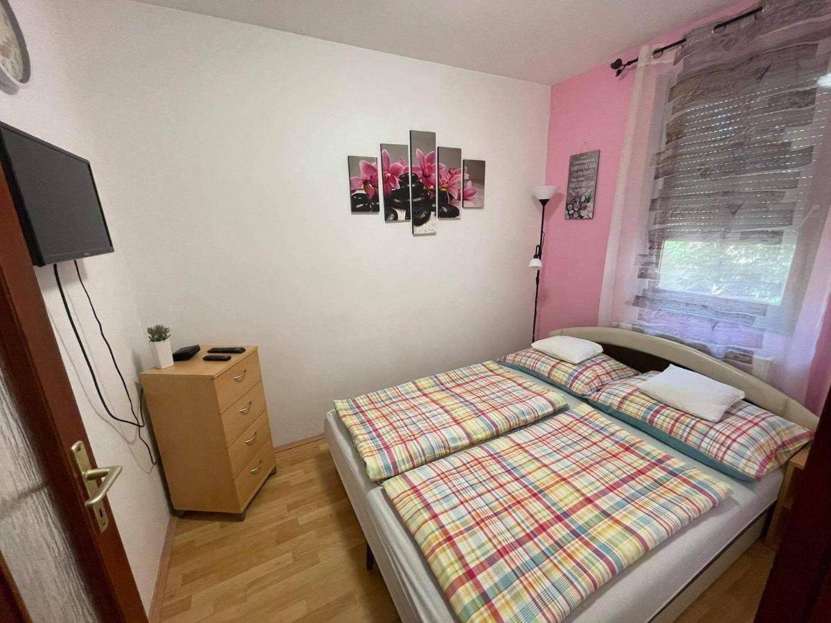 Hellasz Apartman Gyula Buitenkant foto