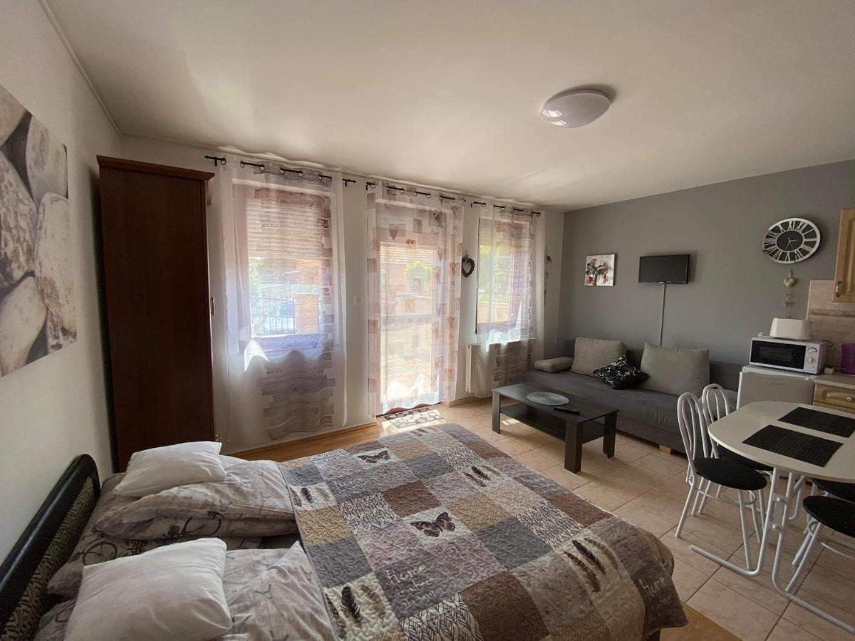 Hellasz Apartman Gyula Buitenkant foto