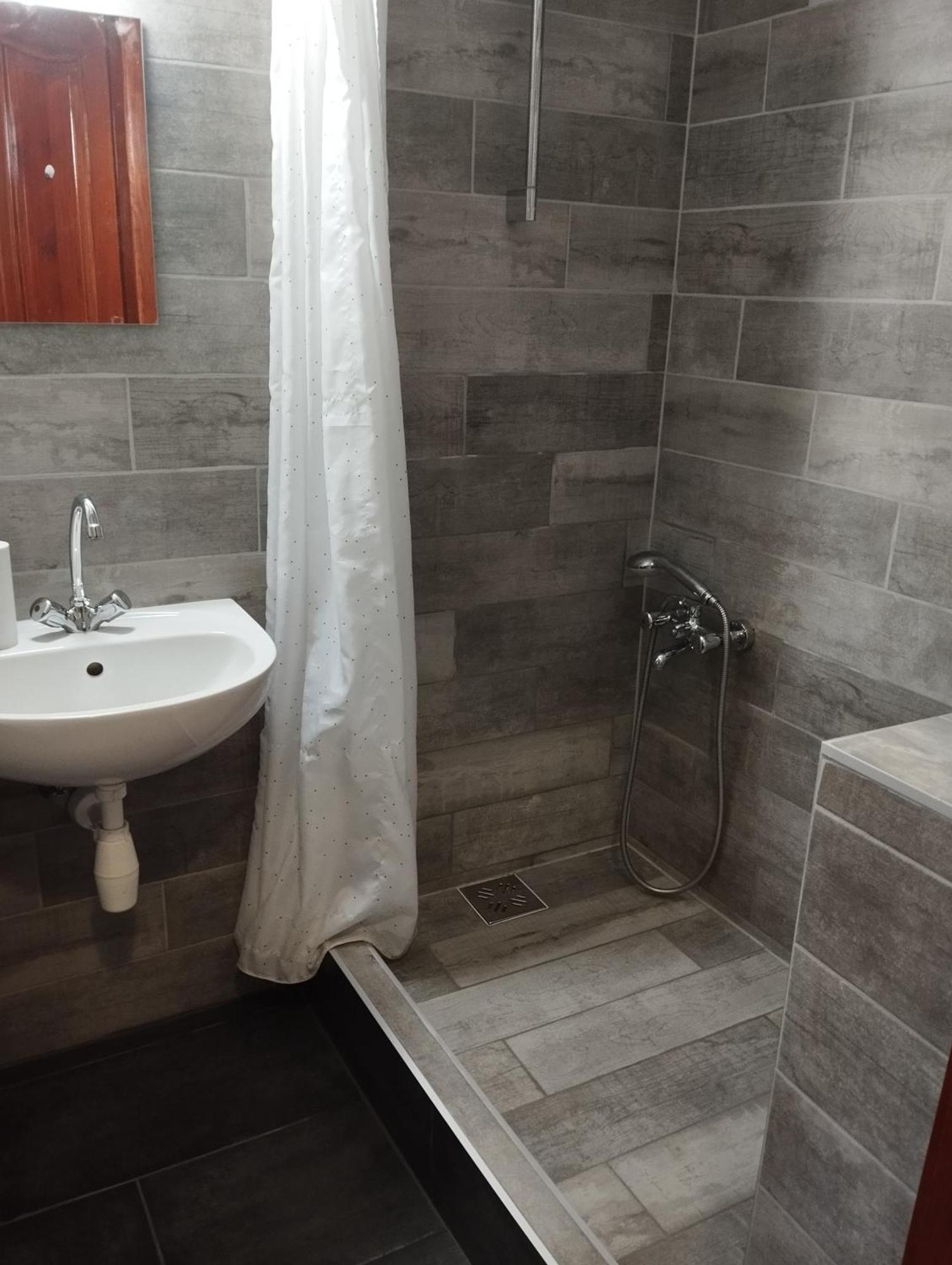 Hellasz Apartman Gyula Buitenkant foto