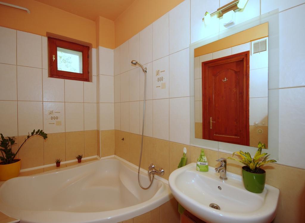 Hellasz Apartman Gyula Kamer foto