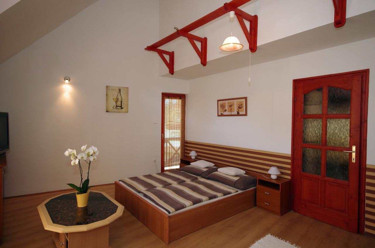 Hellasz Apartman Gyula Kamer foto