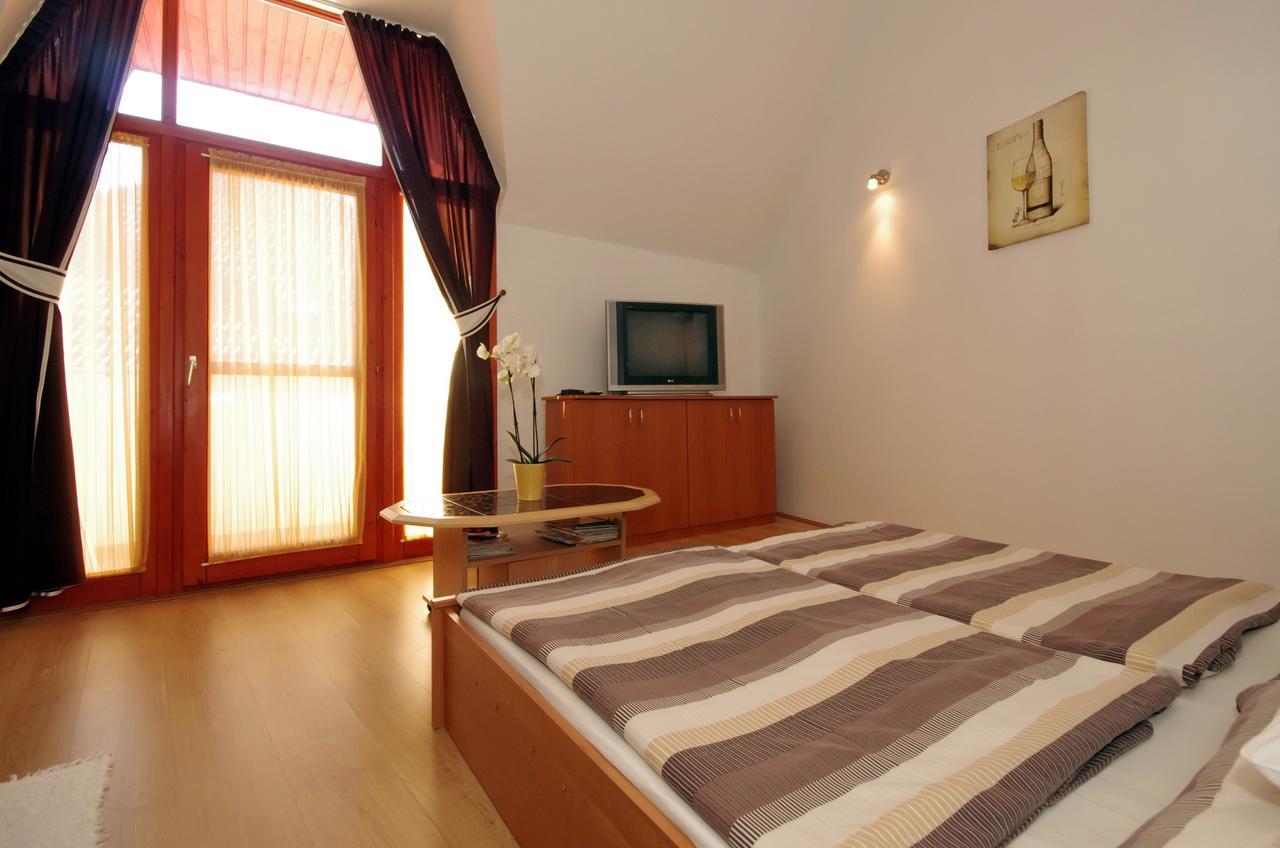 Hellasz Apartman Gyula Buitenkant foto