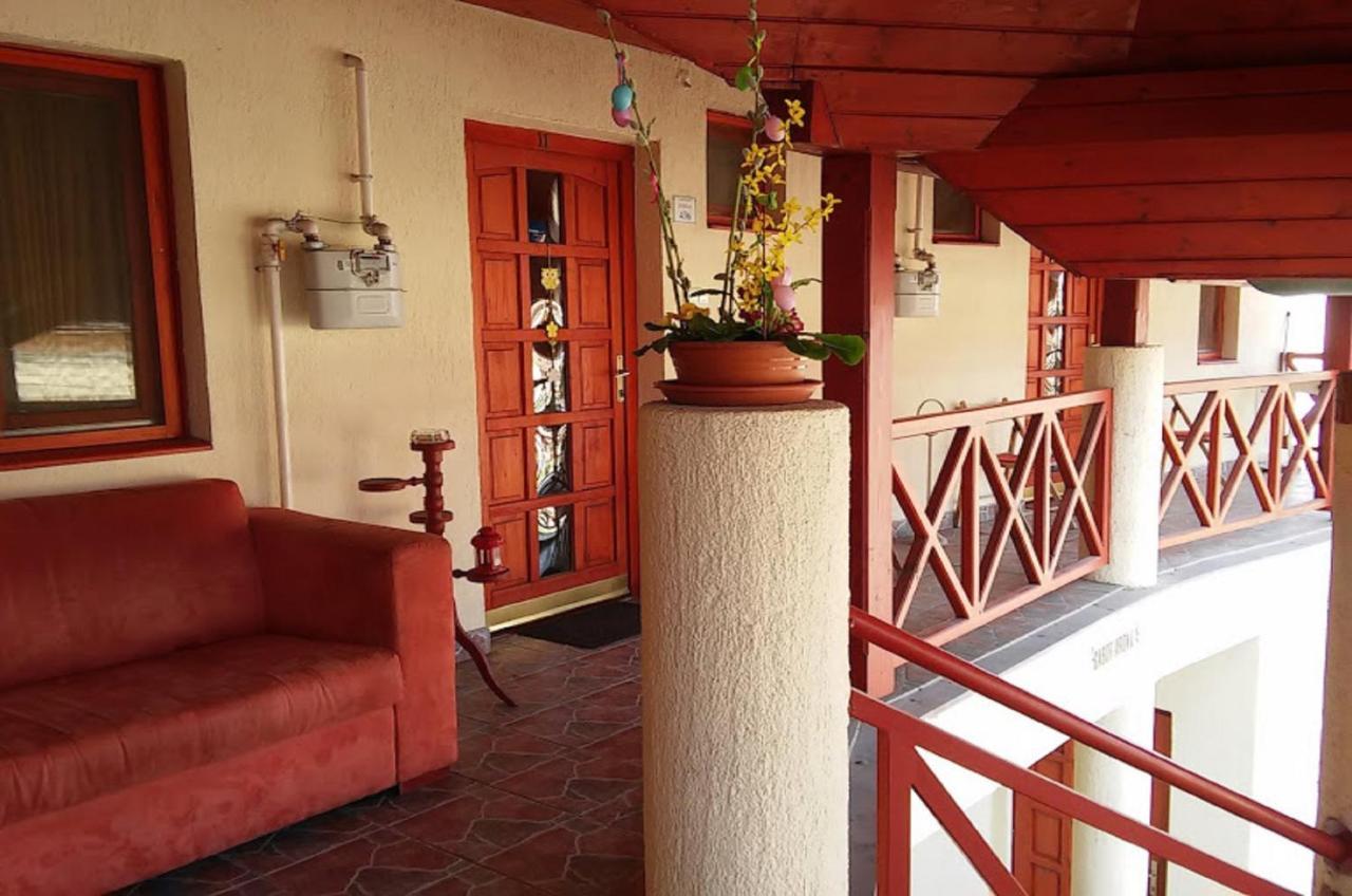 Hellasz Apartman Gyula Buitenkant foto