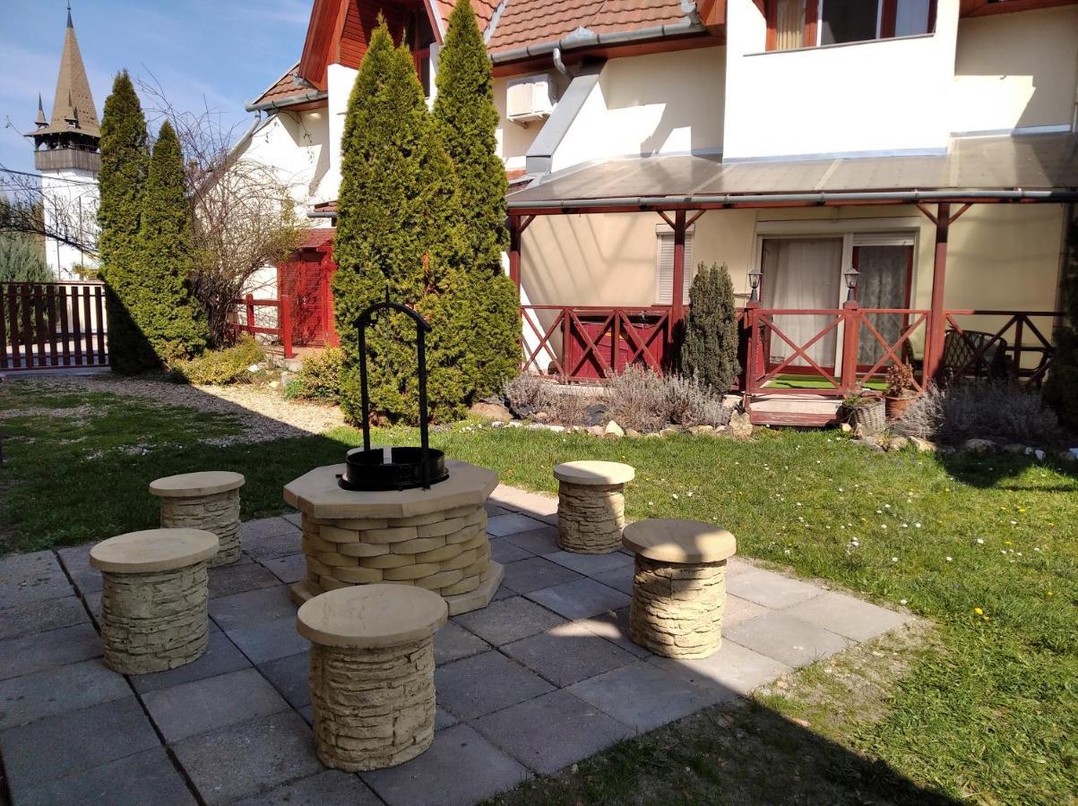 Hellasz Apartman Gyula Buitenkant foto